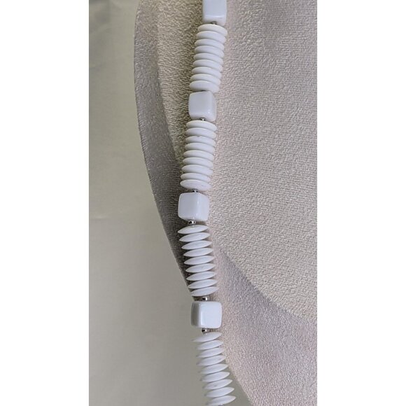 3 for $30 vintage Elegant White and Gold Beaded Necklace - Picture 7 of 8
